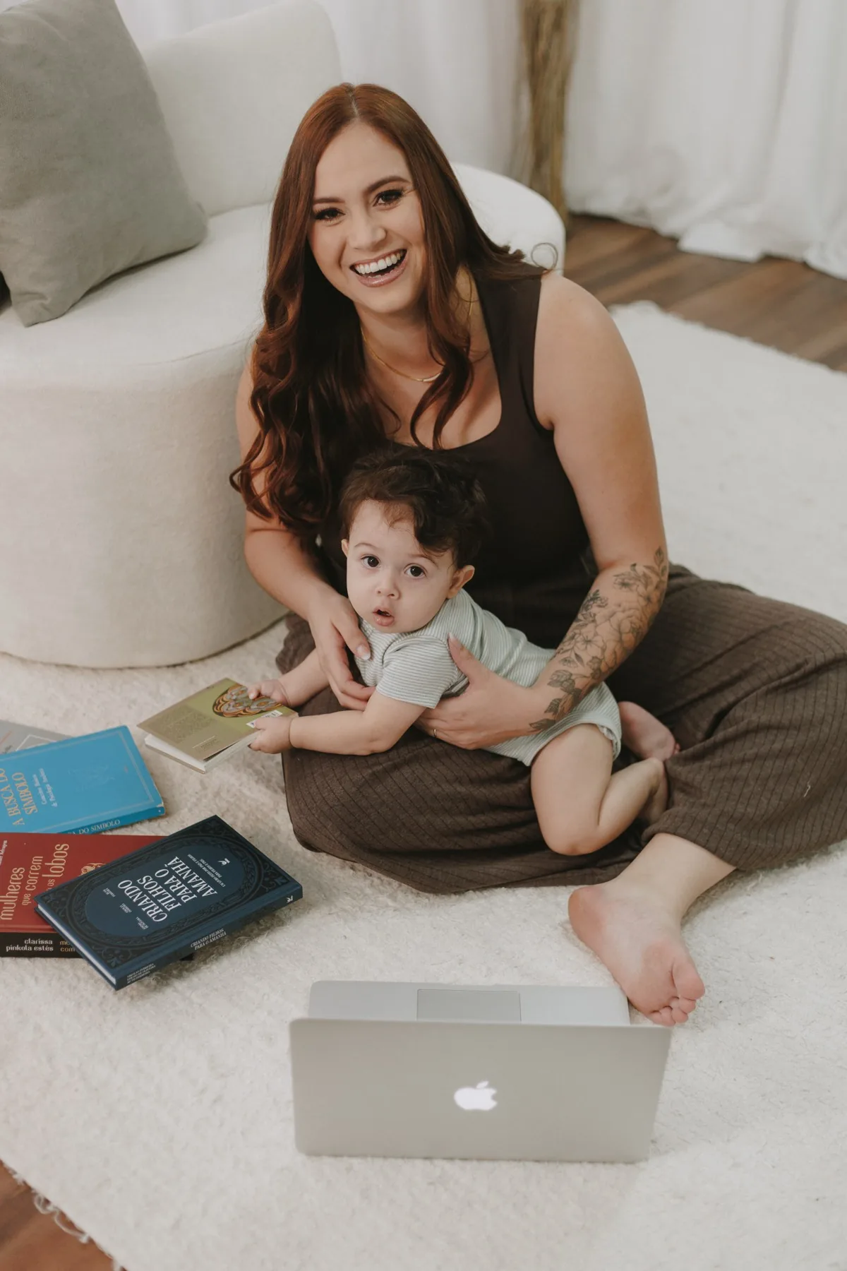 Maria Eduarda Rocha em um momento de afeto com seu filho.